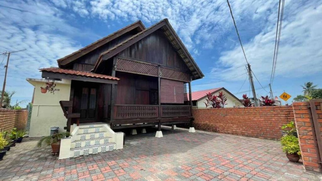 Anjung Rumah Kampung: Warisan Seni Bina Melayu yang Sarat Makna 1 definisi anjung rumah kampung
