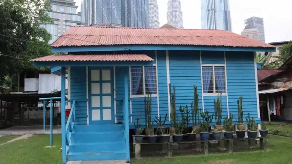Anjung Rumah Kampung: Warisan Seni Bina Melayu yang Sarat Makna 3 faedah dan kelebihan anjung dalam kehidupan harian