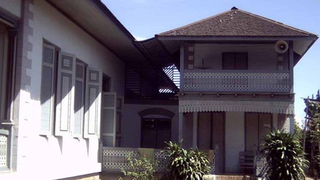 Anjung Rumah Batu: Keunikan, Fungsi, dan Nilai Budaya dalam Arsitektur Melayu 1 definisi kepada anjung rumah batu