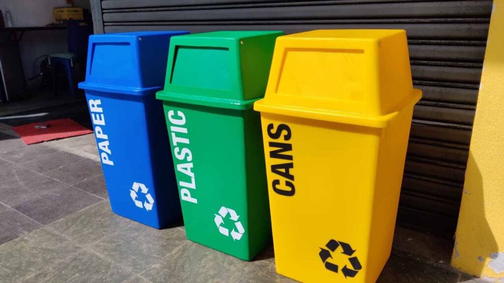 Warna Tong Sampah Kitar Semula di Malaysia: Maksud & Kegunaannya 4 keragaman antara tong kitar semula dan tong sampah biasa